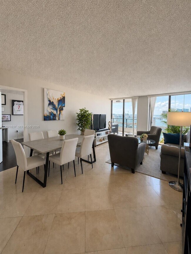Foto del edificio - 555 NE 15th St