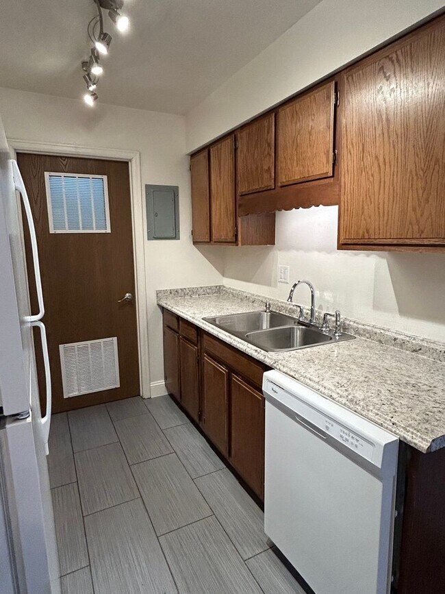 Foto del edificio - $1450 2 Bedroom/1 Bathroom Townhome Ready ...