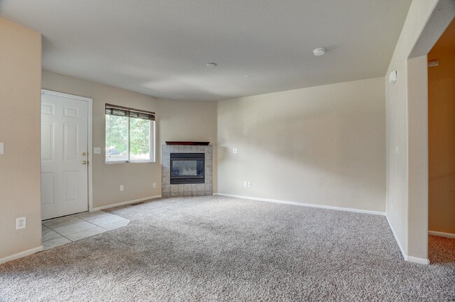 Building Photo - $1,895 - 2 bed/2.5 bath Townhome with new ...