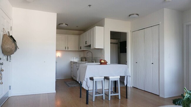 Foto del edificio - 3717 California Ave SW