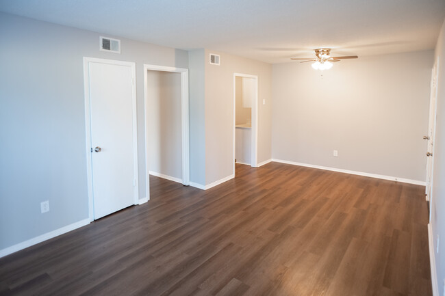 Building Photo - Graham Square Apartments