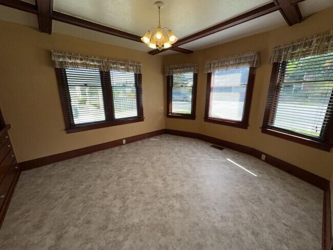 Building Photo - Spacious 3 Bed 1 Bath home located in Eureka