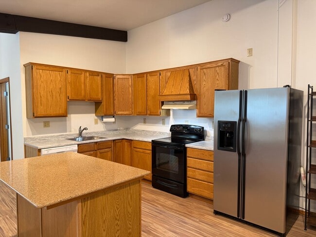 Building Photo - 1 Bed 1.5 Bath MIL with Secure Gate Entrance