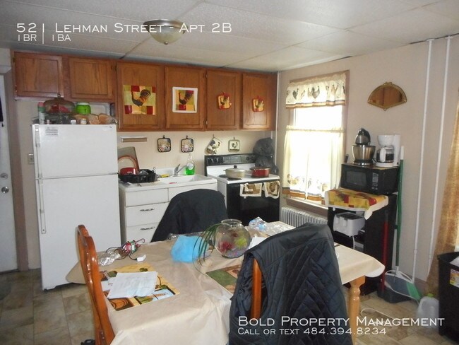 Building Photo - 2nd Floor 1 Br Apartment Heat included 575/m
