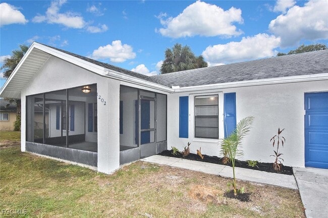 Building Photo - 1202 E 7th St