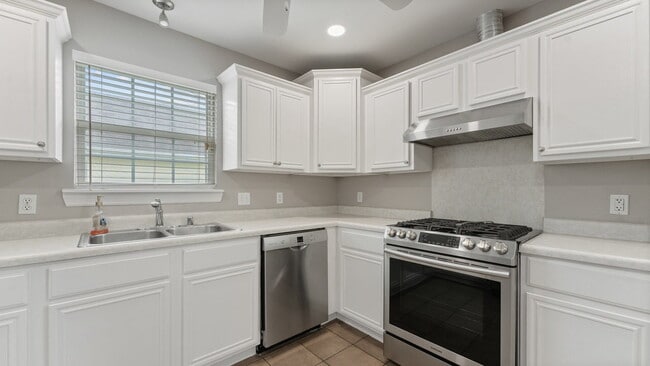 Building Photo - 905 SW Arrowhead Dr