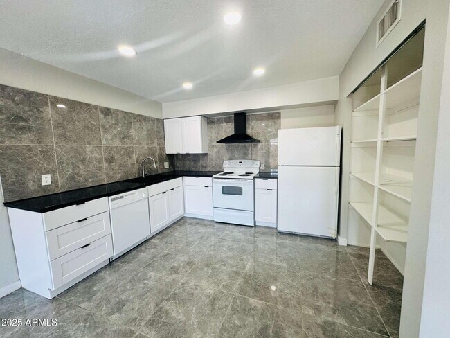 Foto del edificio - 2675 E Silk Oak Dr