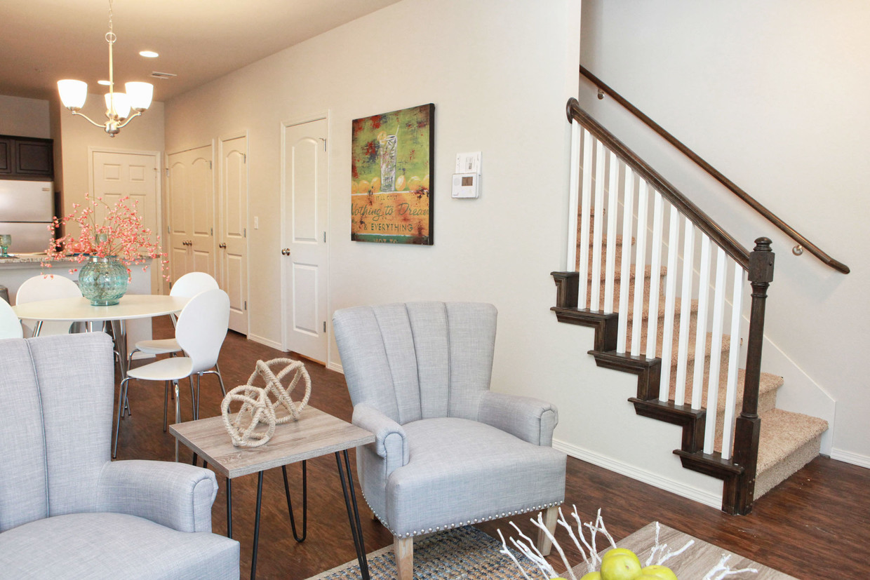 Foto principal - Pin Oak Townhomes