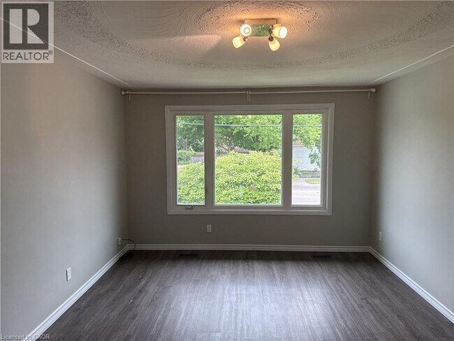 Photo du bâtiment - 333 Belmont Ave W