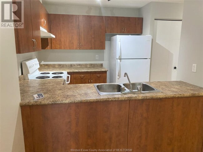 Building Photo - 3160 Wildwood Dr