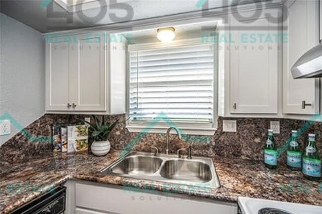Building Photo - 4508 S Robinson Ave