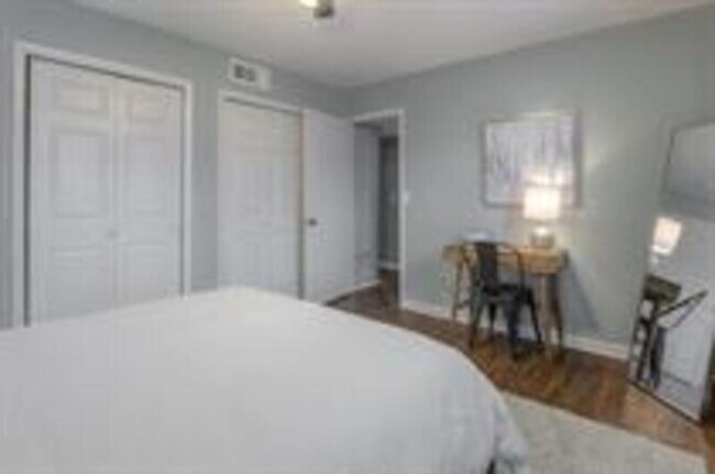 Foto del edificio - 8327 Lowell Ave