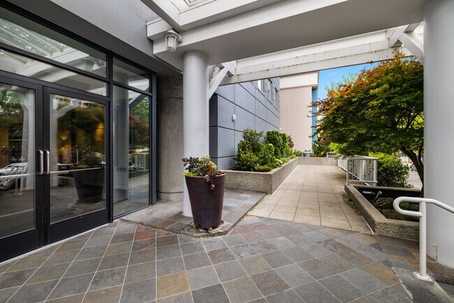 Building Photo - 121 Vine St