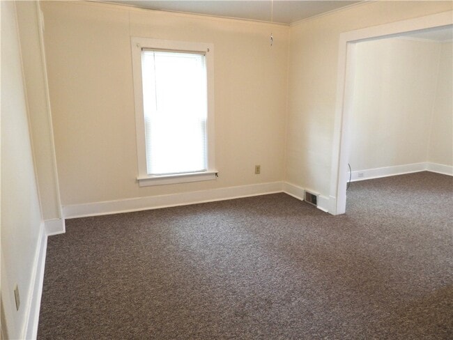 Building Photo - 119 River St