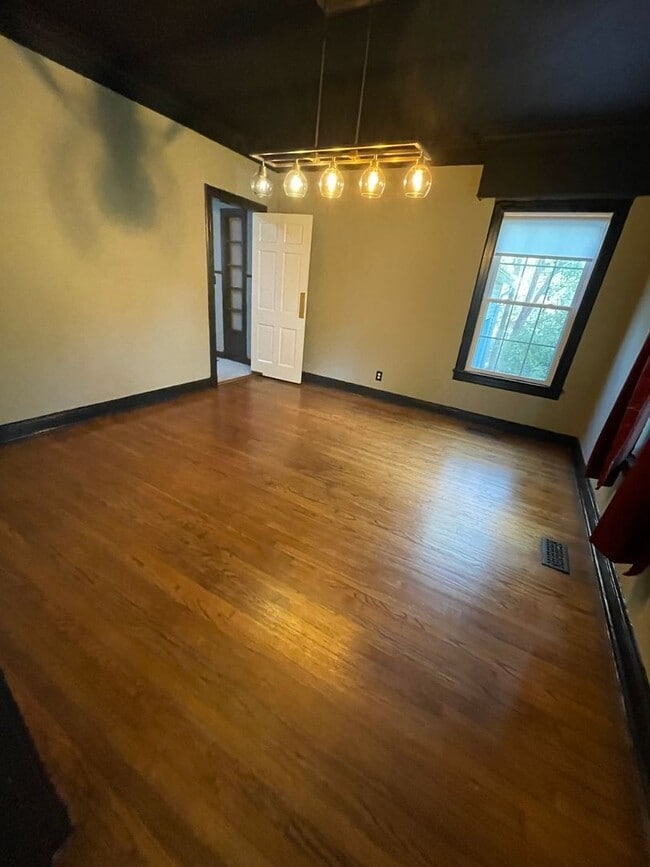 Building Photo - Gorgeous 3 Bedroom Home in South Highland