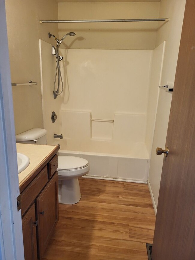 Building Photo - 2 Bedroom, 1 Bath Duplex with large yard.