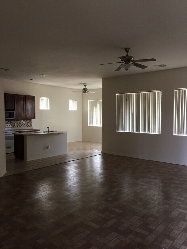 Foto del edificio - 869 E Sheffield Ave