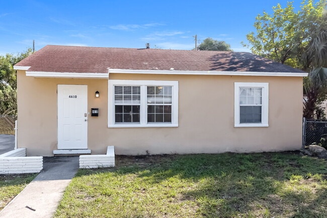Building Photo - 4610 Pinewood Ave