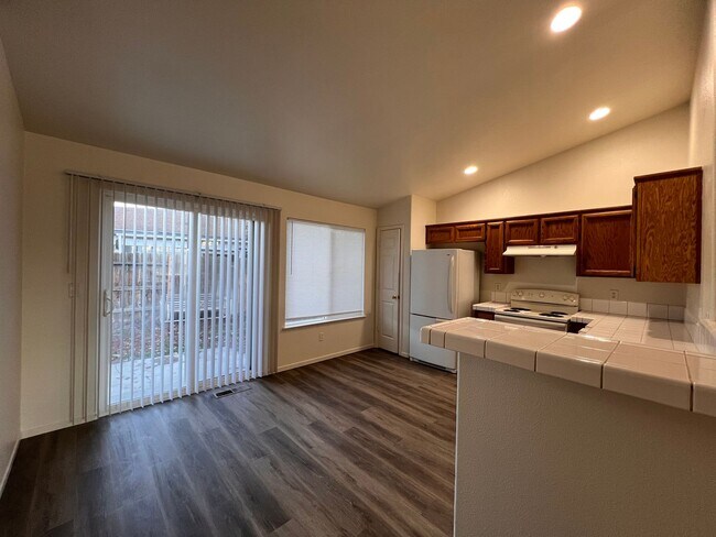 Foto del edificio - 4-bedroom Home in Donner Trails Subdivision, Fernley