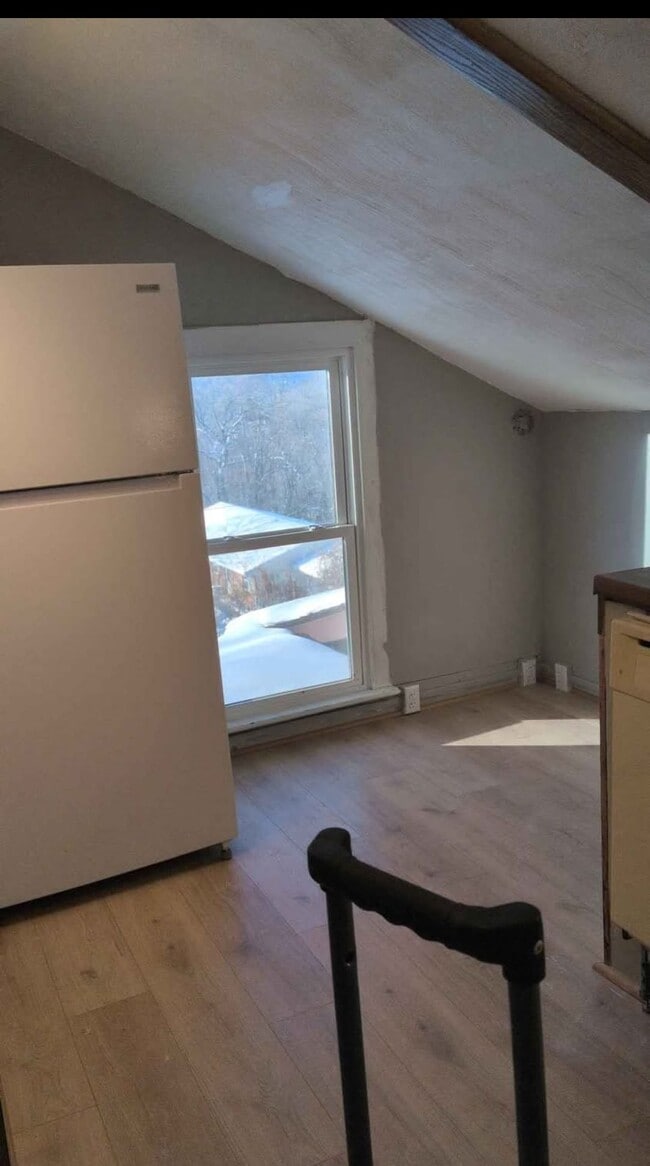 Área de comedor - 327 S Adams St