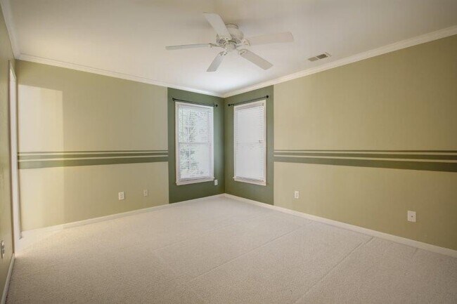 Building Photo - 1050 Knoll Terrace