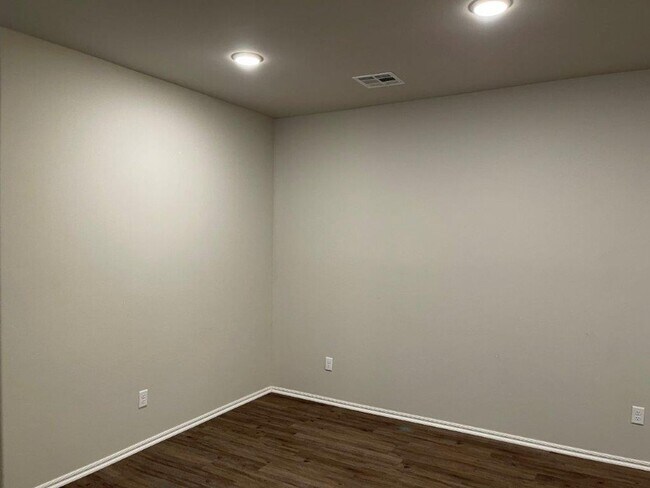 Foto del edificio - 3 bed duplex, all luxury vinyl plank, open...