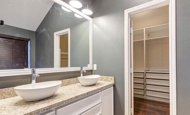 Foto del edificio - 7210 Chasegrove Ln