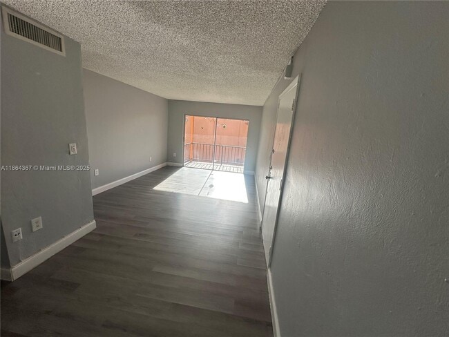 Foto del edificio - 7200 Fairway Dr