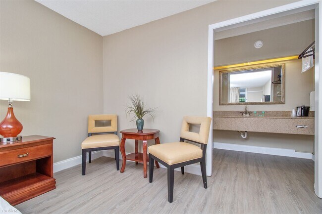 Foto del edificio - 4645 N Socrum Loop Rd