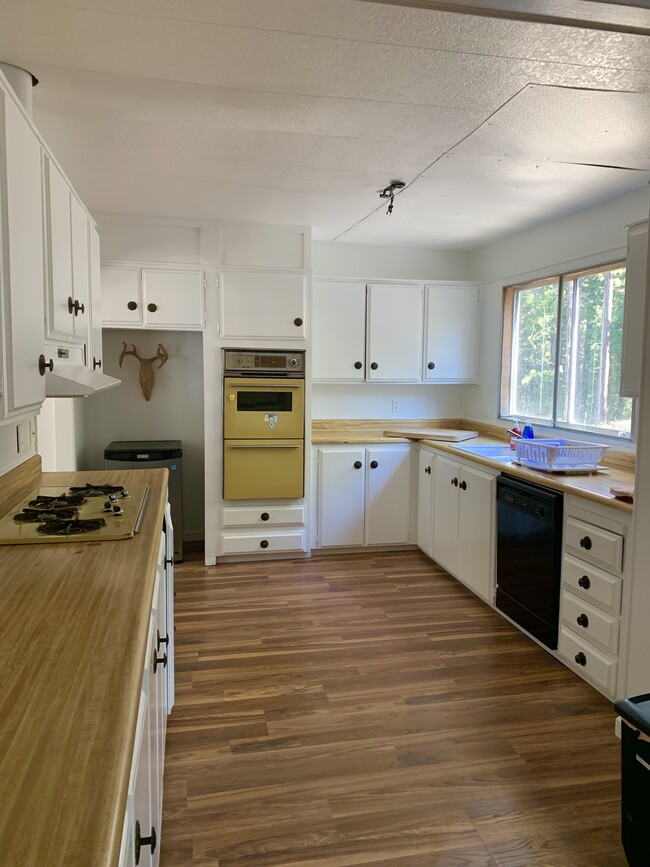Kitchen - 8762 Genesee Rd