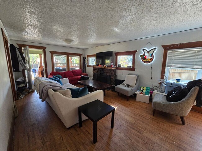 Foto del edificio - 4 bed, 2 bath House On The Hill!