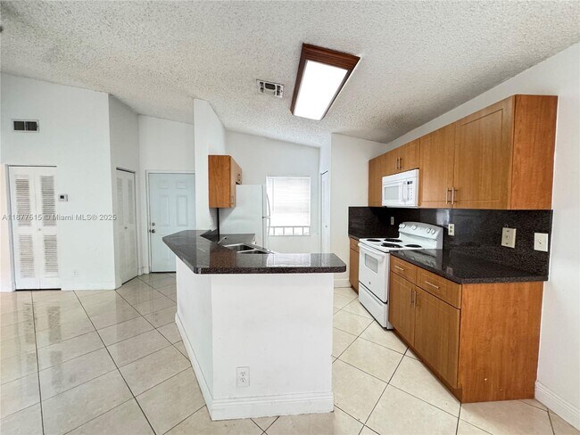 Foto del edificio - 9999 Summerbreeze Dr