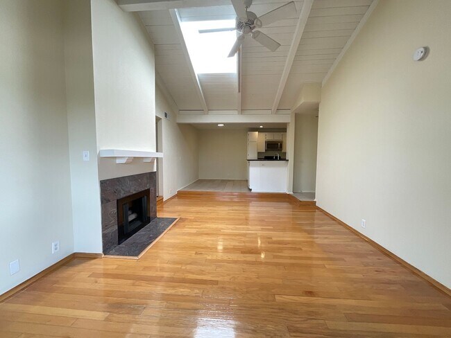 Building Photo - Sea Spray: Upper 2 Bedroom 2 Bath Condo,