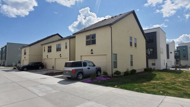 Foto del edificio - Great 3 Bd 2 Ba Townhome 2 Car Garage