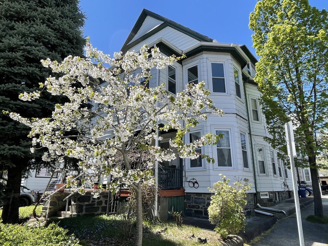 Foto principal - 44 Benton Rd