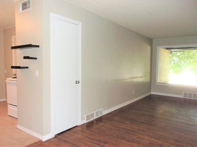 Foto del edificio - 3 BED 1 BATH IN CASADY HEIGHTS ADDITION OF THE VILLAGE