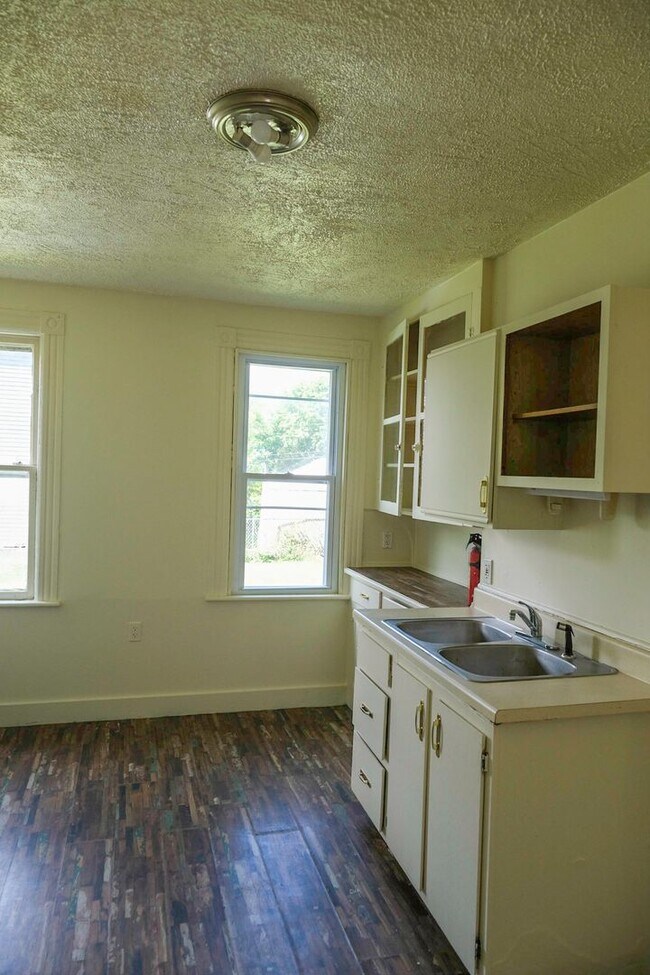 Building Photo - 815 Davis Terrace