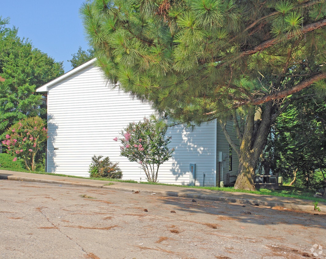 Building Photo - 3210 S Thompson St