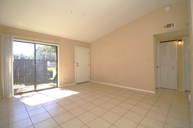 Building Photo - 2 bedroom 1 bathroom 1 story apartment loc...