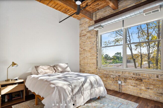 Building Photo - 1740 N Maplewood Ave