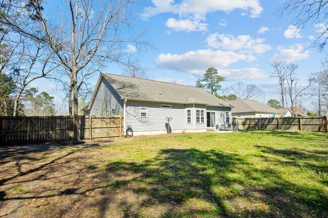 Building Photo - 3/2 with FROG Hampstead + huge yard