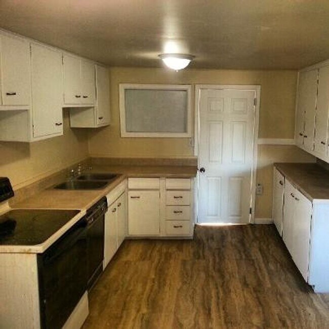Foto del edificio - Beautiful Ranch-Style Home Near CU & Boulder Creek Path | Avail. August 1, 2026 (Pre-Lease)
