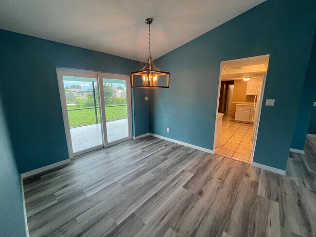 Building Photo - Annual ** Newly Renovated ** 3 Bedroom / 2...