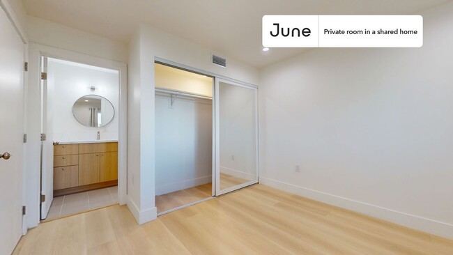 Building Photo - Private bedroom in 5 bed/5 bath Home