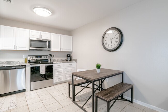 Foto del edificio - Centrally Located 1 Bed/1 Bath Coastal Condo