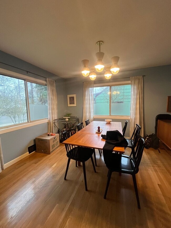 Foto del edificio - 4-Bedroom 3-Bathroom Home in Springfield