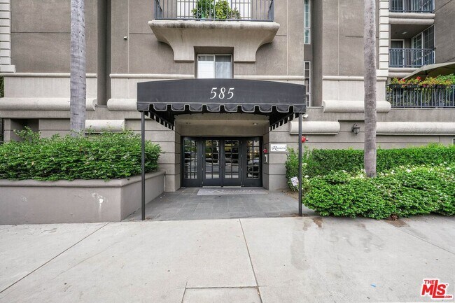 Building Photo - 585 N Rossmore Ave