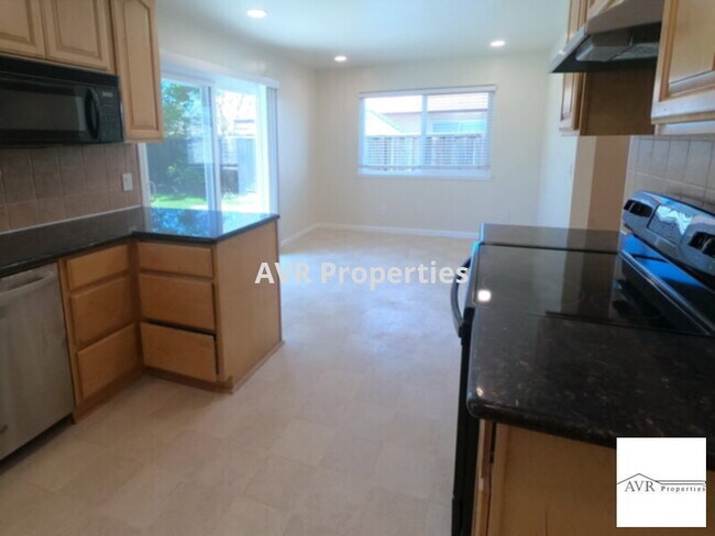 Foto del edificio - Beautiful single story, single family Live...