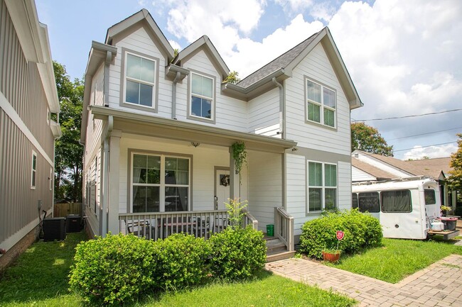 Building Photo - Beautiful Home in Nashville!