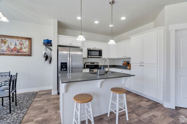 Foto del edificio - 219 W Silver Springs Dr